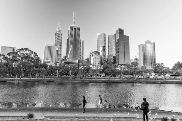 MELBOURNE - OCTUBRE 2015: Los turistas visitan las calles de la ciudad. Melbourne —  Fotos de Stock