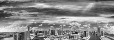 Gün batımında Downtown Dubai havadan görünümü