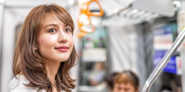 Bir metro treninin içinde iş Asyalı kadın