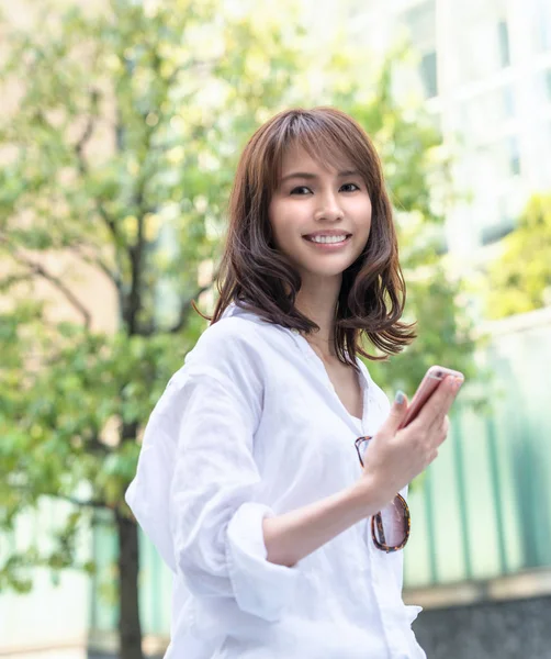 Mooie Aziatische vrouw met haar smartphone — Stockfoto