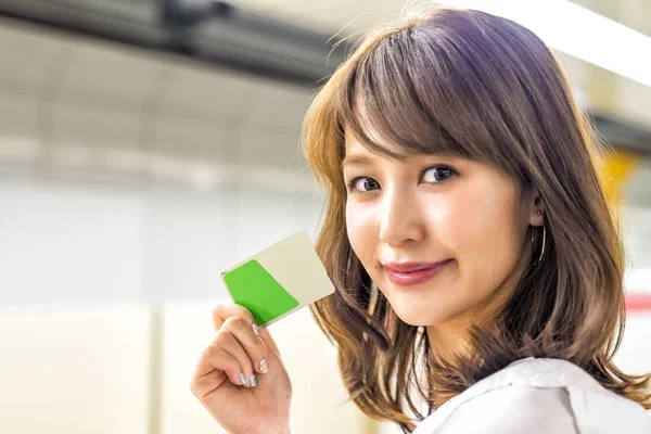 Business asiatique femme montrant une carte dans la station de métro — Photo