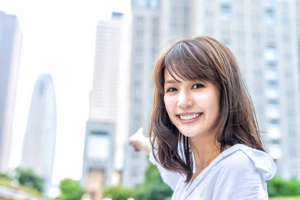 Business asian woman outdoor showing city skyline — Stock Photo, Image