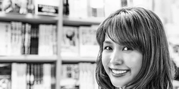 Negocio asiático mujer visitando biblioteca — Foto de Stock