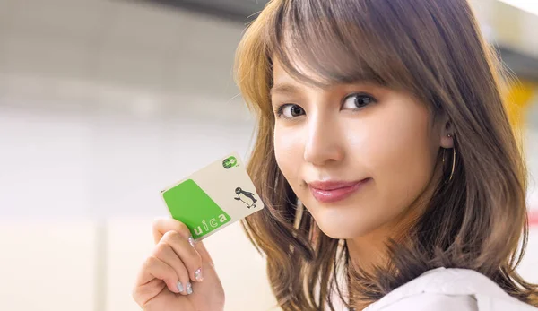 TOKYO - MAIO 1016: Menina japonesa mostra Suica Card. A Suica pode — Fotografia de Stock