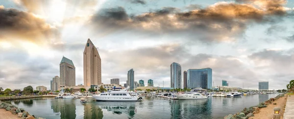 Hermosa vista panorámica del puerto de San Diego y el horizonte de la ciudad en s — Foto de Stock
