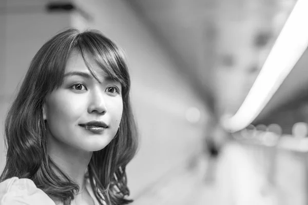 Hermosa mujer asiática dentro de estación de metro — Foto de Stock