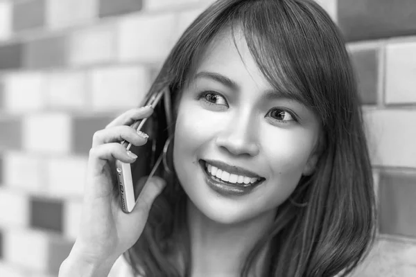 Piękne Azjatki młoda dziewczyna uśmiechając się, mówiąc na telefon — Zdjęcie stockowe