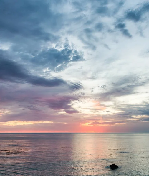 Piękne kolory zachodu słońca nad oceanem — Zdjęcie stockowe