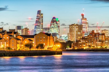 Thames Nehri yansımaları, Londra ile Canary Wharf gece manzarası