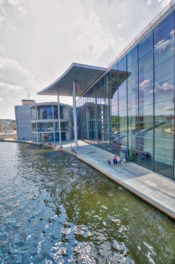 Berlin, Almanya - 25 Temmuz 2016: Spree RI boyunca Modern binalar