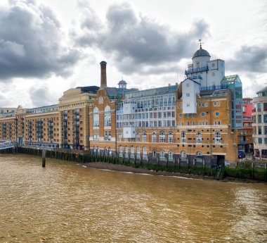 Bulutlu bir günde Thames Nehri boyunca Londra eski manzarası
