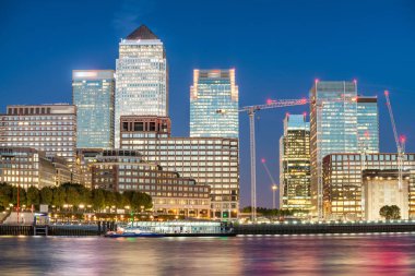 Gün batımında, th finansal bölge Canary Wharf gökdelenler