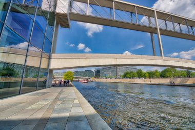 Berlin, Almanya - 25 Temmuz 2016: Spree RI boyunca Modern binalar