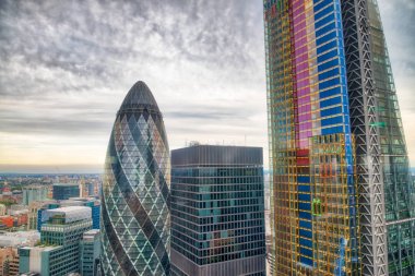 Londra şehri. Modern binalar hava görünümünü. İş ve işbirliği