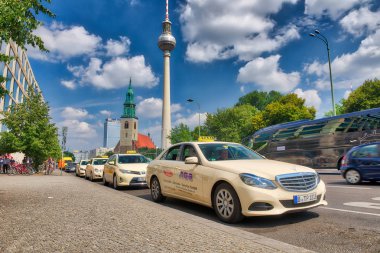 Berlin, Almanya - 24 Temmuz 2016: Taksi şehir sokaklar boyunca. Berli