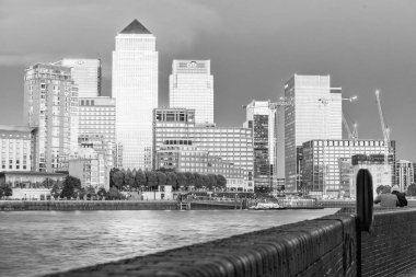 London - 25 Eylül 2016: Canary Wharf, günbatımı manzarası