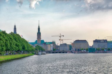 Hamburg, Almanya - 20 Temmuz 2016: Turist şehir sokaklar boyunca. H