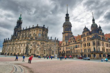 Dresden, Almanya - 15 Temmuz 2016: Şehir sokakları ve binalarda 
