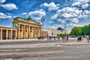 Berlin, Almanya - 25 Temmuz 2016: Brandenburg Gate turistler ziyaret