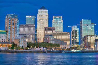 Londra - 25 Eylül 2016: Canary Wharf manzarası gün batımında. Lon