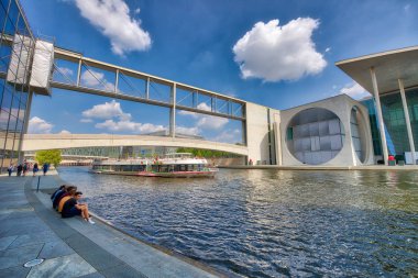 Berlin, Almanya - 25 Temmuz 2016: Spree RI boyunca Modern binalar