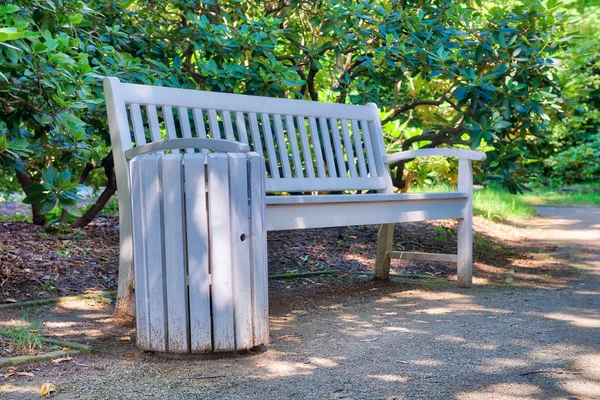 Schöne Holzbank entlang eines Stadtparks. Entspannungskonzept — Stockfoto