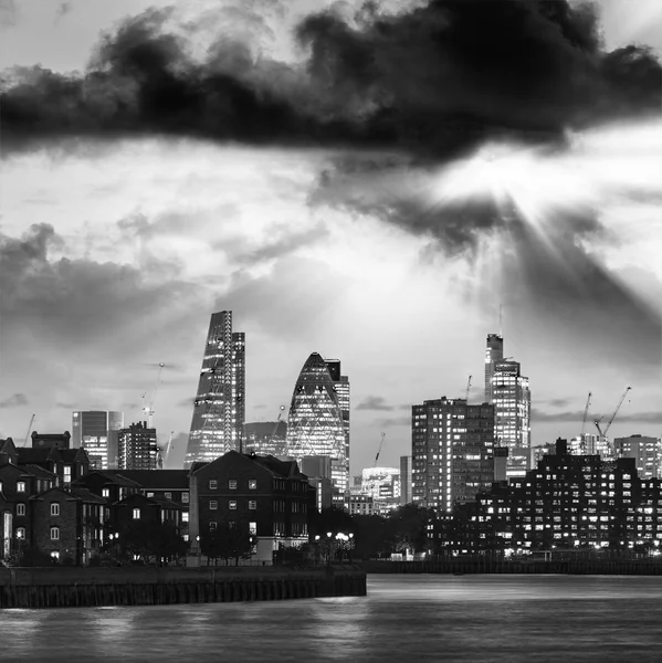 Canary Wharf skyline at night. Лондон — стоковое фото