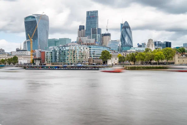 Zonsondergang skyline van City of London, Verenigd Koninkrijk — Stockfoto