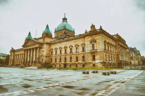 Bundesverwaltungsgericht en Leipzig. Palacio de Justicia en una nube — Foto de Stock