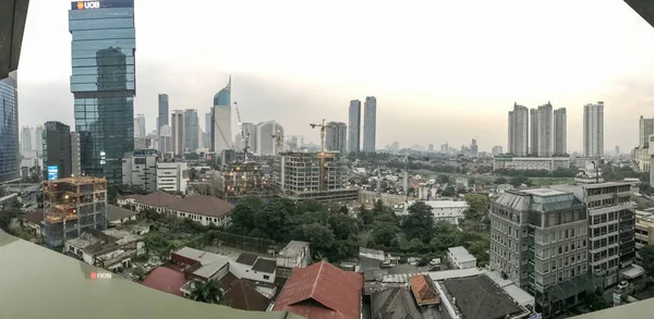 JAKARTA, INDONÉSIA - AGOSTO 2017: skyline da cidade panorâmica em sóis — Fotografia de Stock