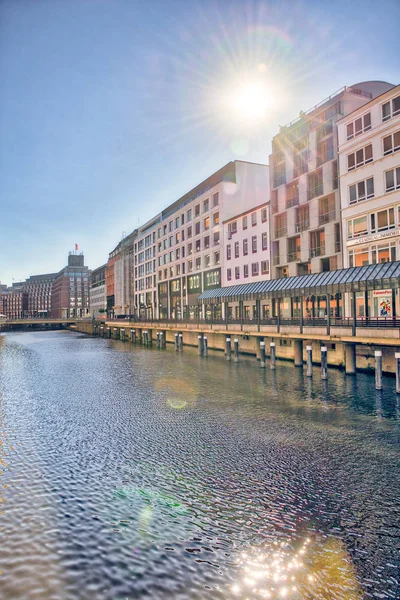 Hamburg, Almanya - 20 Temmuz 2016: Turist şehir sokaklar boyunca. H — Stok fotoğraf