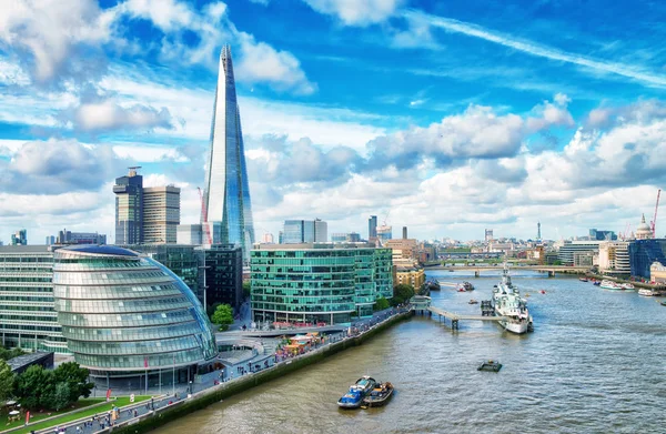 Londres horizonte moderno a lo largo del río Támesis en una hermosa da soleada — Foto de Stock