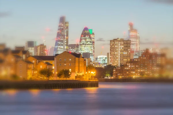 Londen - 25 September 2016: Zonsondergang skyline van Canary Wharf met — Stockfoto