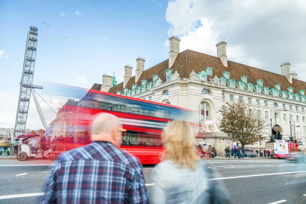 Turistas e ônibus vermelho na Ponte Westminster, vista turva com lo — Fotografia de Stock
