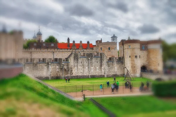 London - September 2016: Touristen besuchen Tower of London. das Zitat — Stockfoto