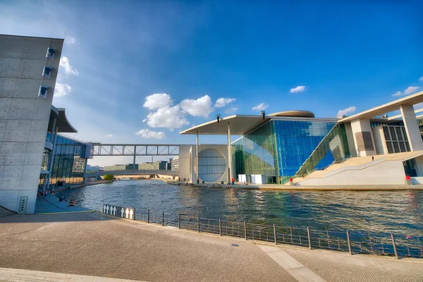 BERLÍN, ALEMANIA - 25 DE JULIO DE 2016: Edificios modernos a lo largo de Spree Ri — Foto de Stock