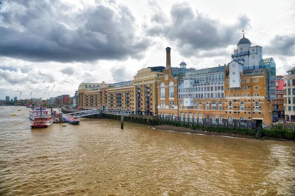 Londra - 25 Eylül 2016: Thames Nehri boyunca şehir manzarası. Lo — Stok fotoğraf