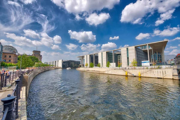 Berlin, Almanya - 25 Temmuz 2016: Spree RI boyunca Modern binalar — Stok fotoğraf