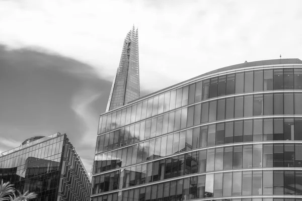 Londen - 25 September 2016: De skyline van de moderne stad langs de Thames ri — Stockfoto