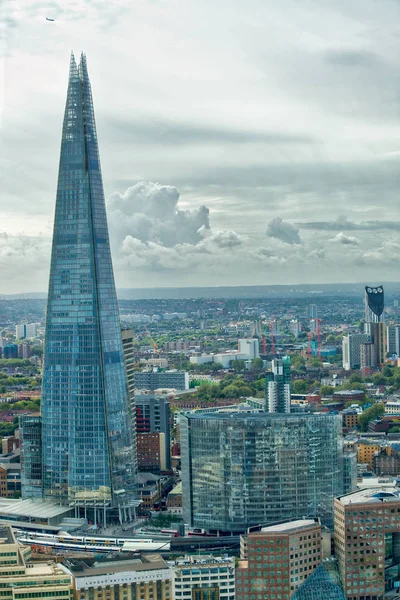 LONDRA - 26 SETTEMBRE 2016: skyline della città in una giornata nuvolosa. Londo — Foto Stock