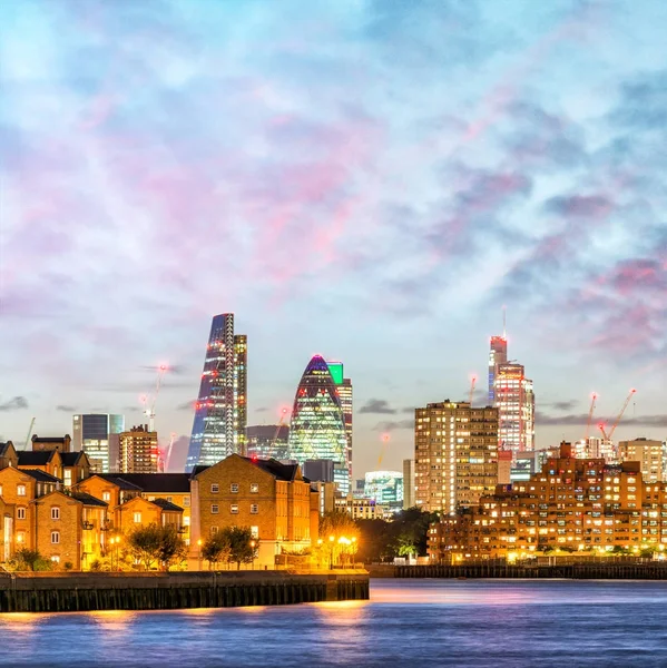 Canary Wharf nacht skyline met Thames rivier reflecties, Londen — Stockfoto