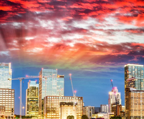 Západ slunce na Canary Wharf, Londýn - Velká Británie — Stock fotografie