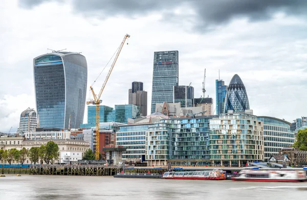 ロンドン市の日没のスカイライン — ストック写真