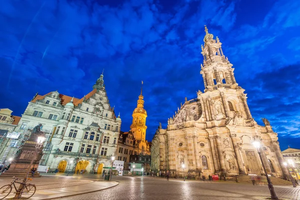 DRESDEN, ALEMANHA - JULHO 15, 2016: Turistas ao longo da rua da cidade velha — Fotografia de Stock