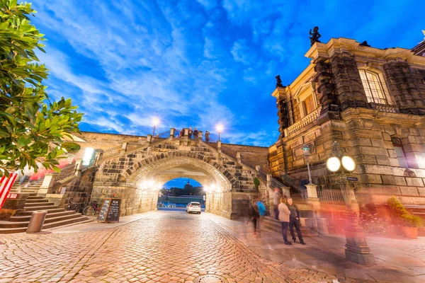 Dresden, Almanya - 15 Temmuz 2016: Eski şehir sokak boyunca turist — Stok fotoğraf