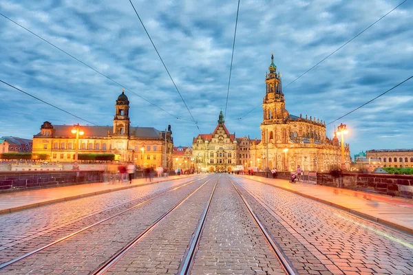 Ponte e horizonte noturno medieval de Dresden, Alemanha — Fotografia de Stock