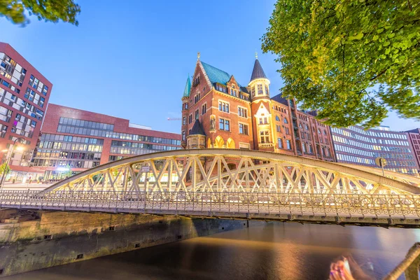 Brücke und historische Gebäude Hamburgs bei Nacht, Deutschland — Stockfoto