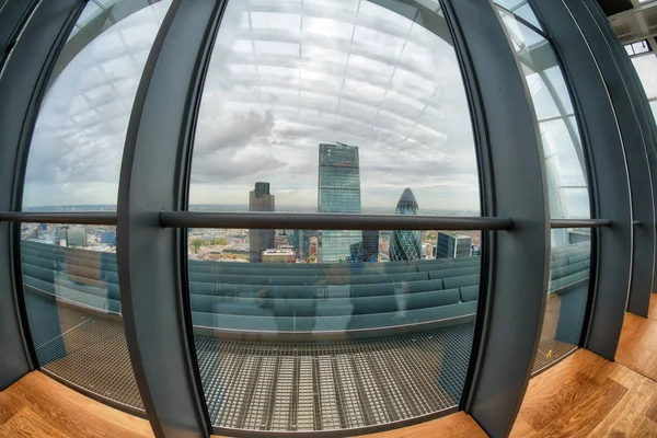 Londres horizonte moderno através de grandes janelas — Fotografia de Stock