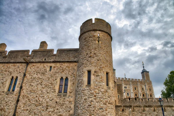 La Torre de Londres, Reino Unido. Monumento antiguo en un día nublado —  Fotos de Stock
