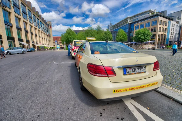 LEIPZIG, ALEMANIA - 17 DE JULIO DE 2016: Taxis en el centro de la ciudad. Leipzig — Foto de Stock